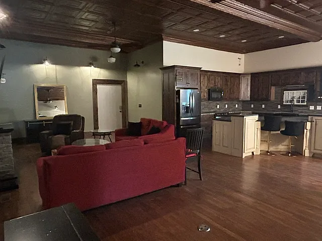 3 bed, 2400 sqft, $1,950 — Photo 3