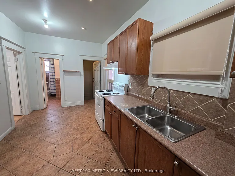 1733 Dufferin St — Photo 3