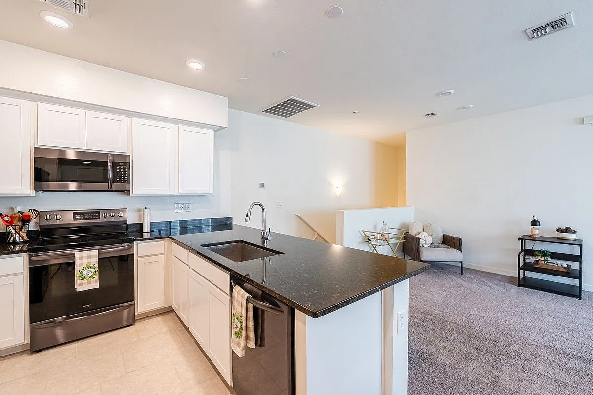 2 bed, 2.0 bath, 1096 sqft, $1,990 — Photo 3