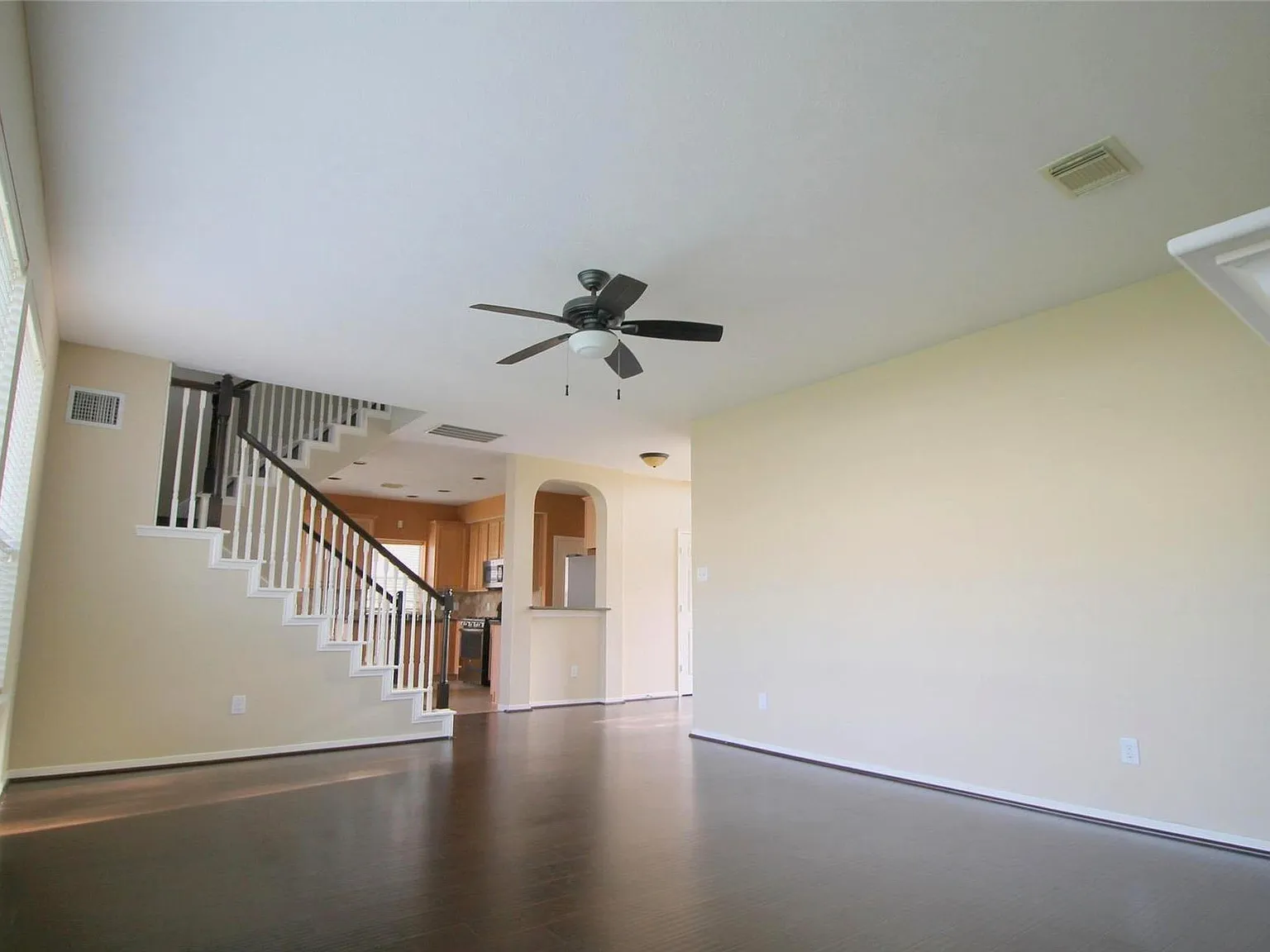 4 bed, 2.5 bath, 2452 sqft, $2,400 — Photo 3