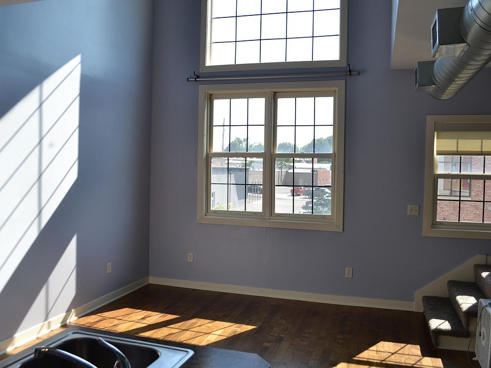 amazing lighting from the front windows