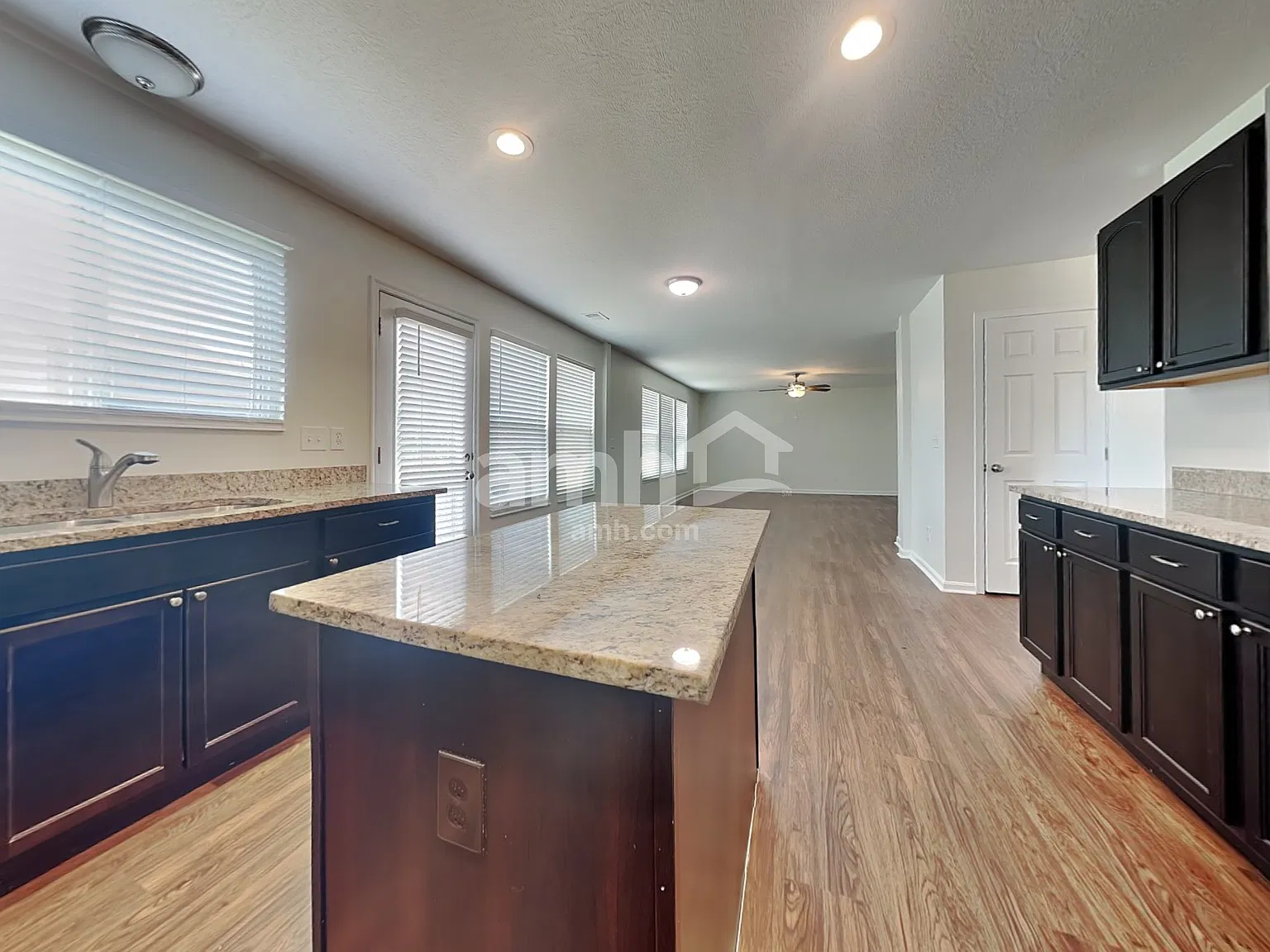 4 bed, 2.5 bath, 2788 sqft, $2,995 — Photo 4