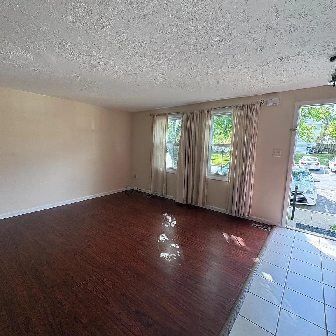 3 bed, 2.5 bath, 1060 sqft, $2,700 — Photo 2