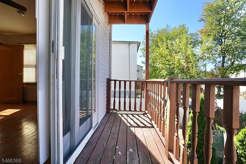 3 bed, 2.0 bath, 1200 sqft, $2,300 — Photo 4