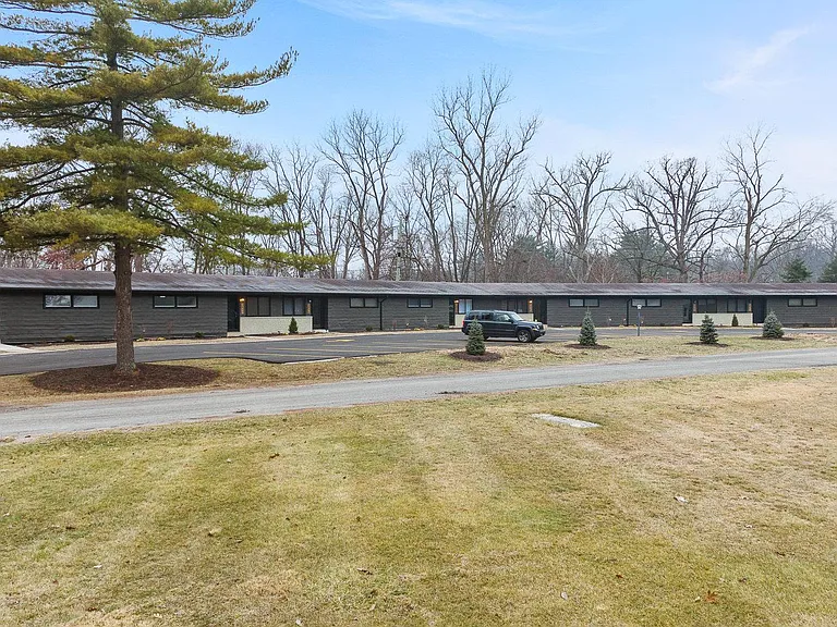 3910 Sleepy Hollow Ln #3910 — Photo 2
