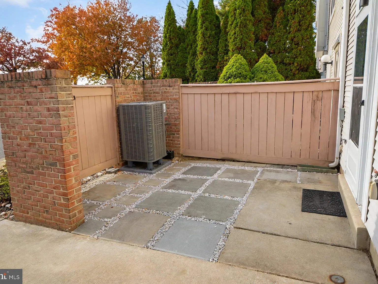3 bed, 2.5 bath, 1660 sqft, $2,500 — Photo 3