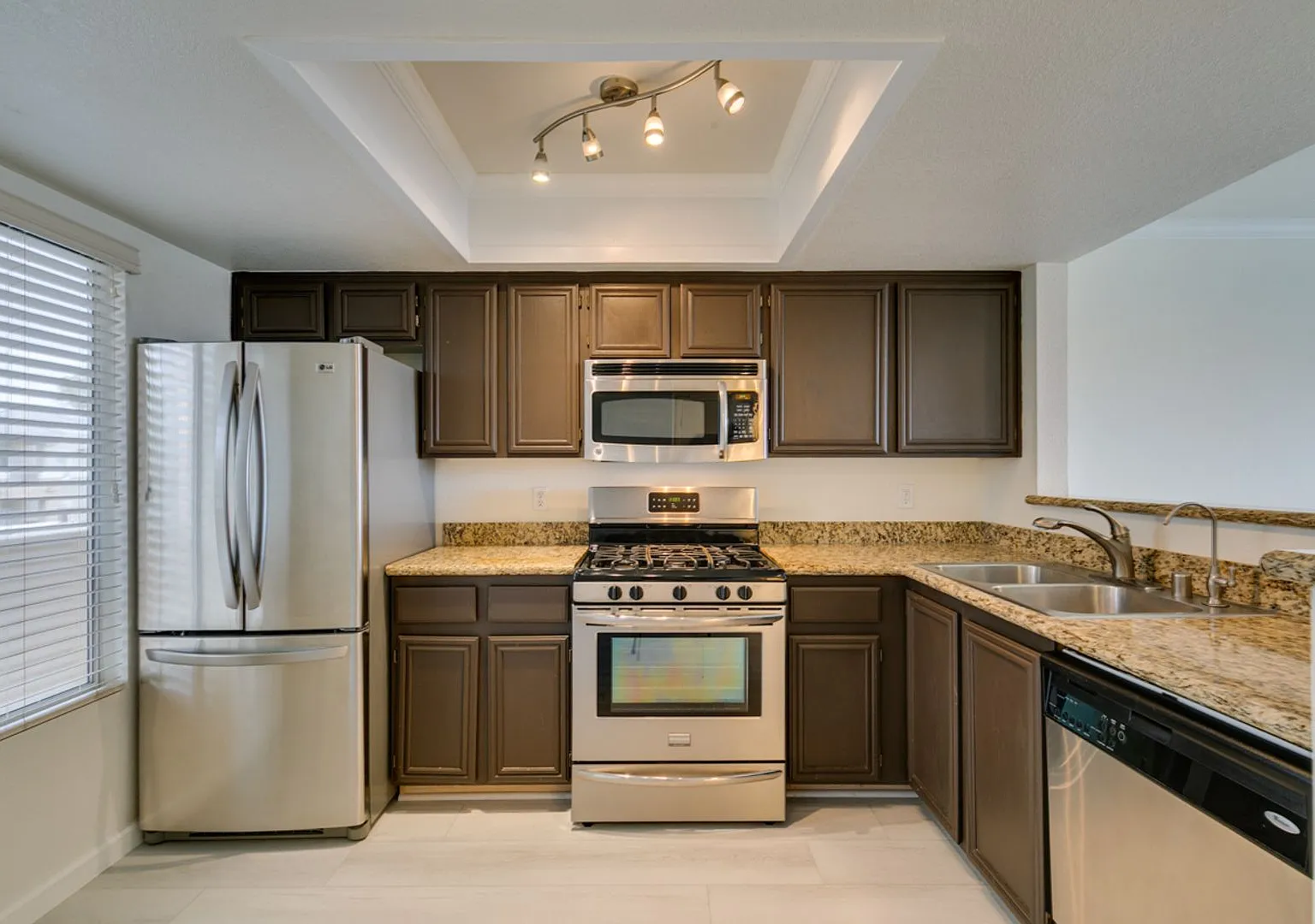 Gorgeous 2 Bedrooms Unit*Upgraded*Tons Of Community Amenities*Gate Community* — Photo 1