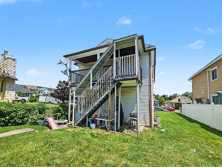 1315 Farr St — Photo 1