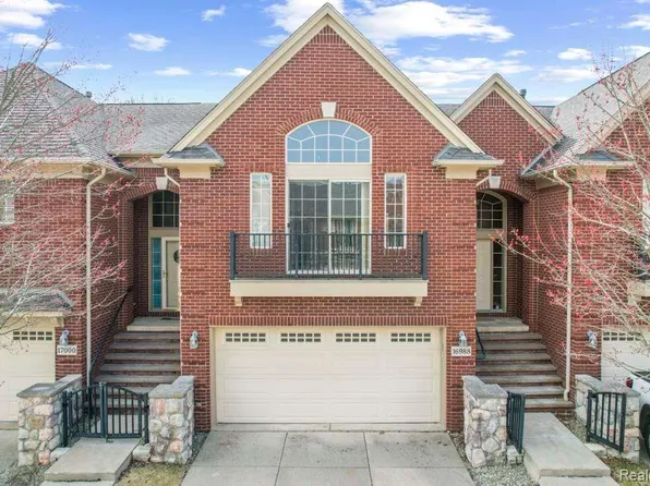 16988 Kensington Dr, Macomb, MI 48044