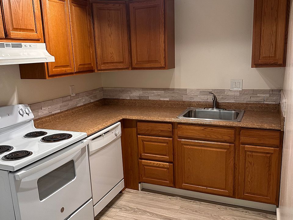 1st image of 2425 SW Leonard St #6