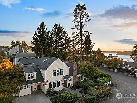 3rd image of 4001 Soundview Drive W