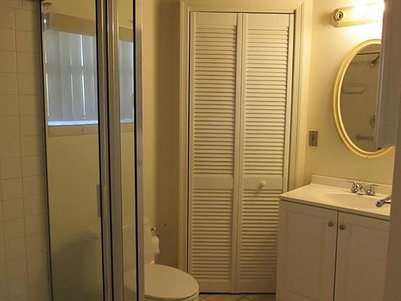 4th image of 915 SE 3rd St APT 2