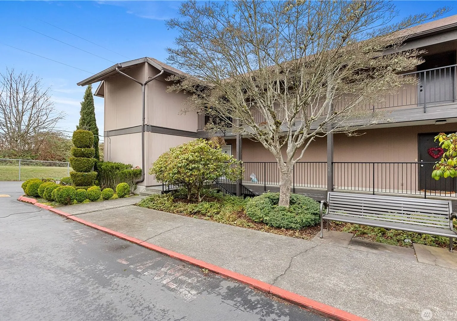 Top-Floor Corner Unit with Stunning Views in Renton A Commuter's Dream! — Photo 3