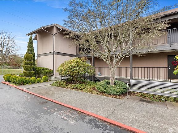 3rd image of 1425 S Puget Dr APT 301