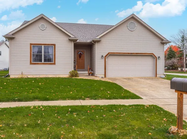 316 Waterford Estates Dr, Bloomington, IL 61704