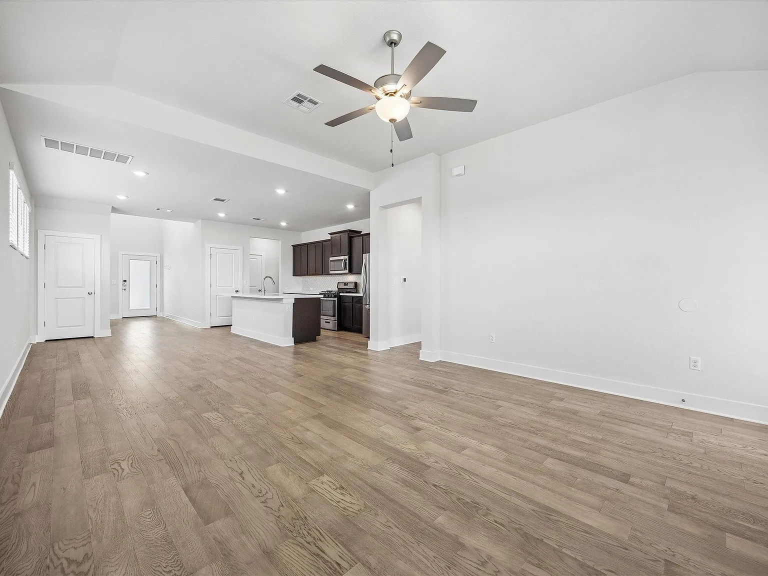 3 bed, 2.5 bath, 1973 sqft, $2,500 — Photo 2