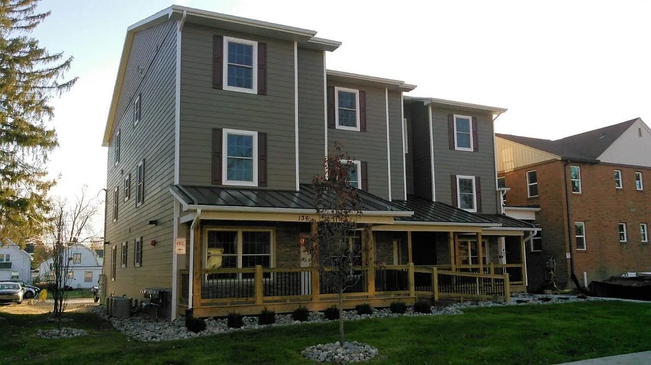 4 bed, $4,160 — Photo 1