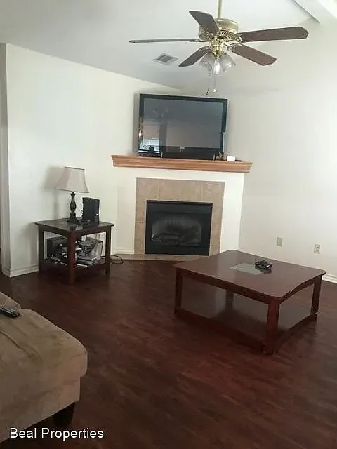 3 bed, 1338 sqft, $1,450 — Photo 2