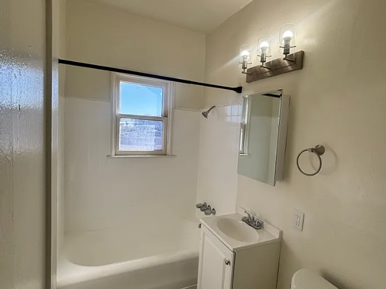 1172 N New Hampshire Ave — Photo 4