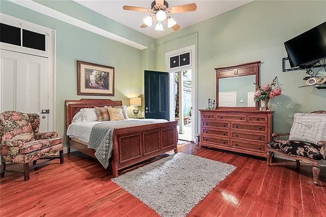 2nd image of 726 Orleans Ave Unit A