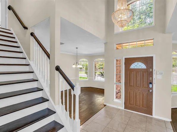 12018 Natural Bridges Ln, Sugar Land, TX 77498