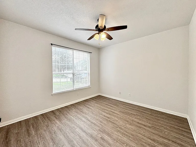 20527 Cliff Park — Photo 3
