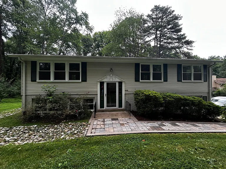 10806 Oldfield Dr — Photo 2