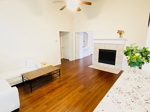 3rd image of 700 Cloudview Ln