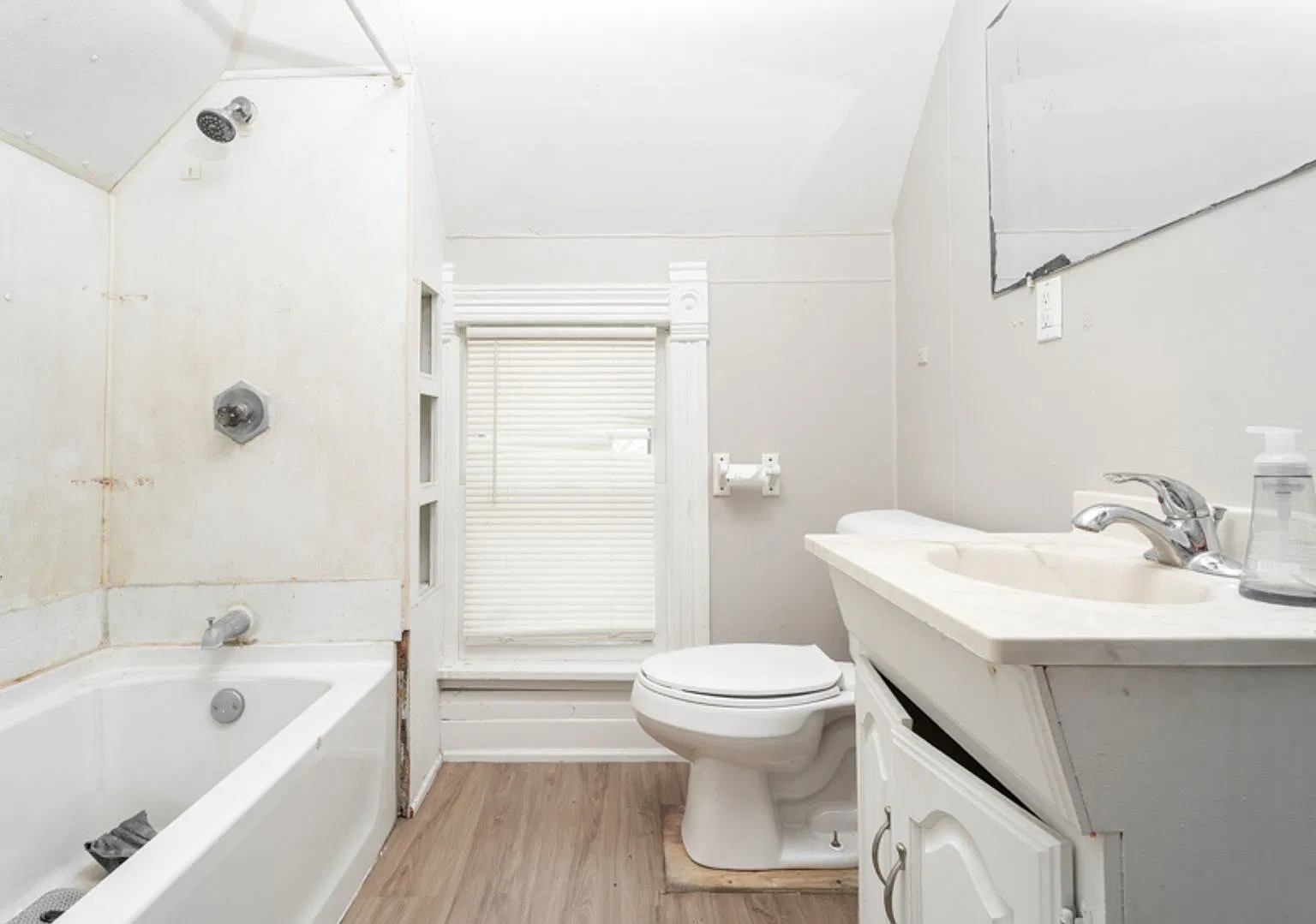 1322 Walnut St - Cedar Falsl — Photo 4