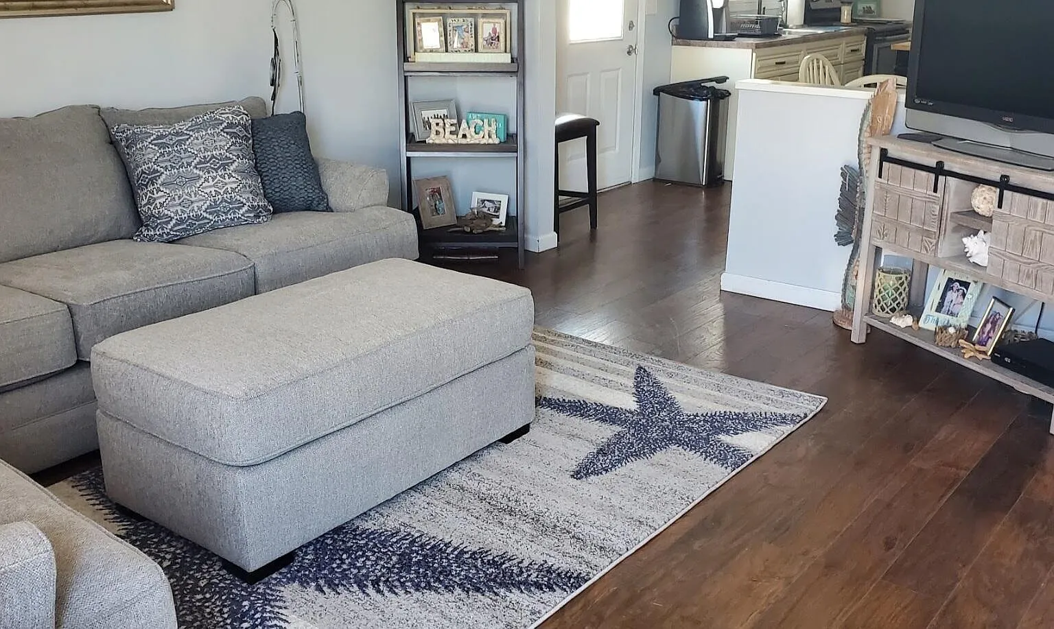 3 bed, 1.5 bath, 1200 sqft, $2,400 — Photo 3