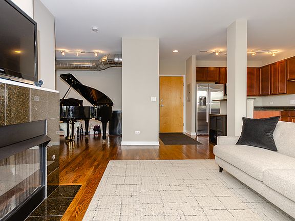 5th image of 1001 W 15th St Unit 412