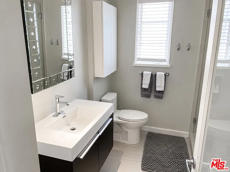 1219 S Burnside Ave — Photo 13