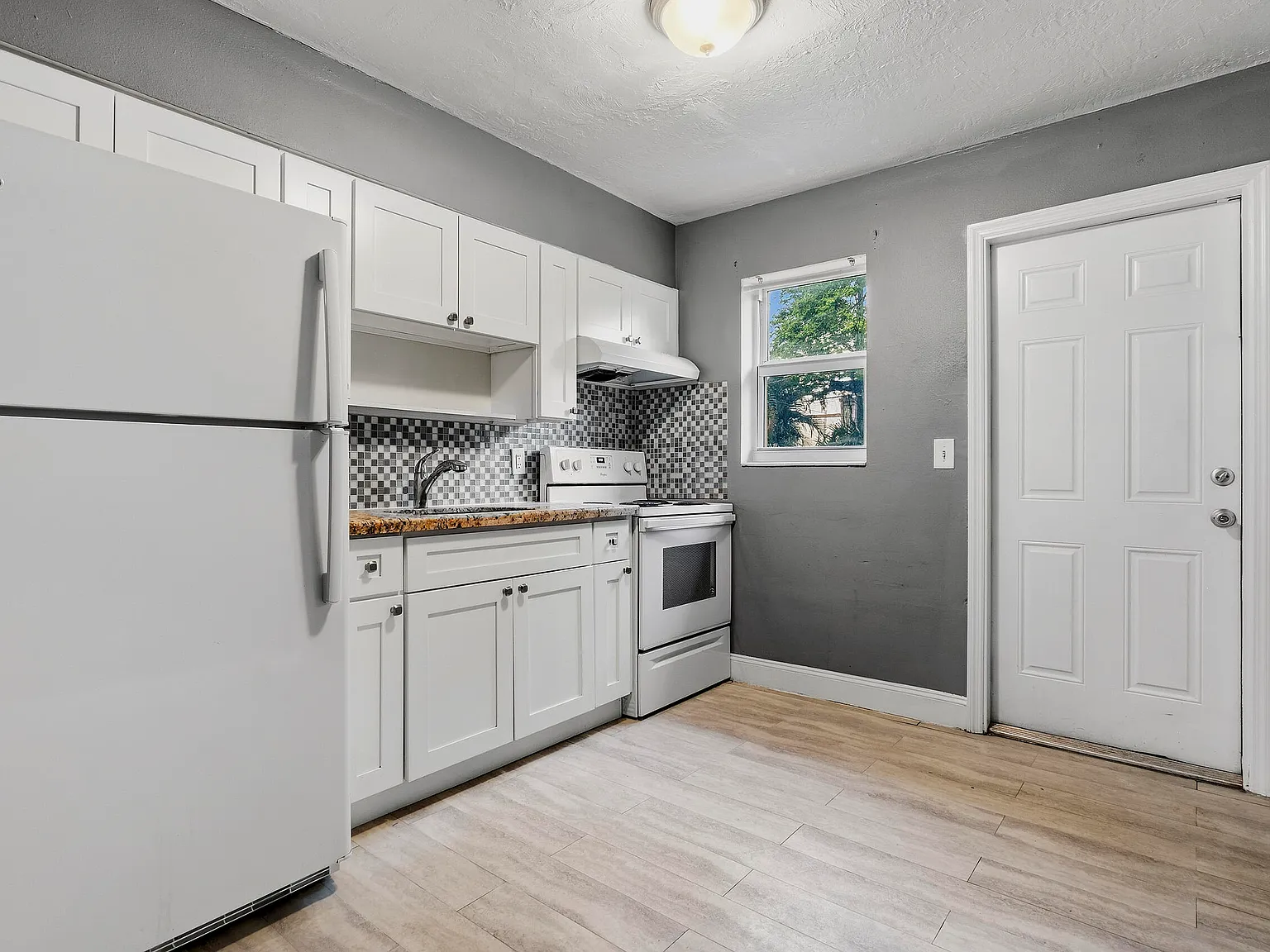 3 bed, 1.0 bath, 960 sqft, $2,400 — Photo 3