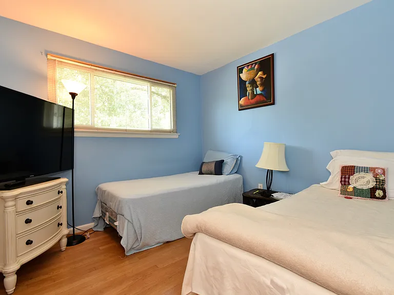 305 Hillsboro Dr — Photo 15