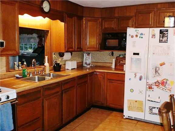 Kitchen w/pass thru to FR