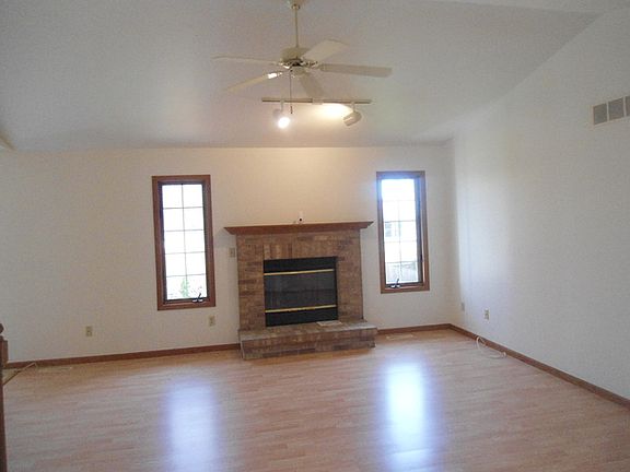 3rd image of 432 Dogwood Ln