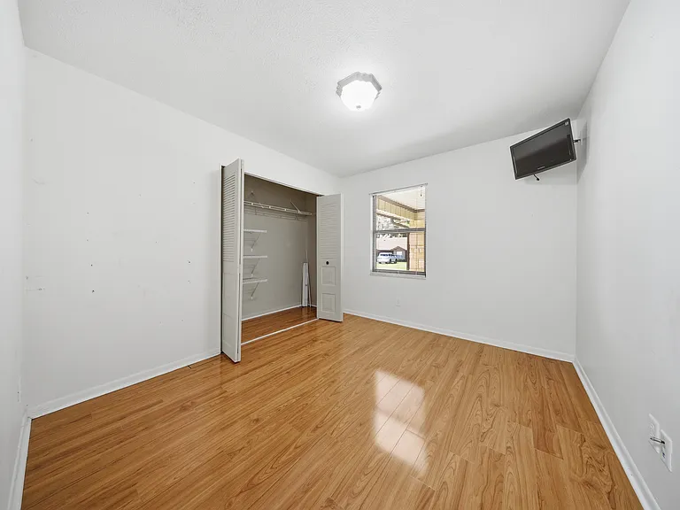 1735 NE 30th St — Photo 20
