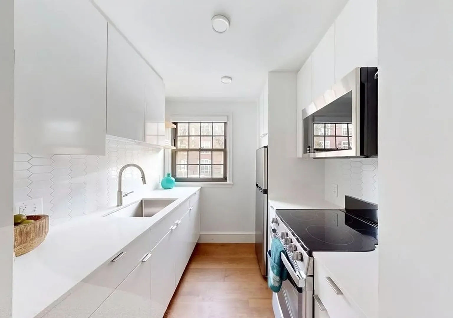 Mass Ave - Harvard Square - one bedroom 614sf apartment — Photo 1