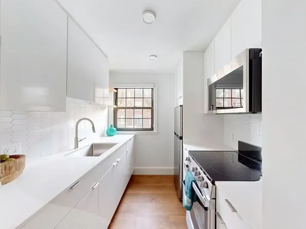 21 Arrow St #508, Cambridge, MA 02138
