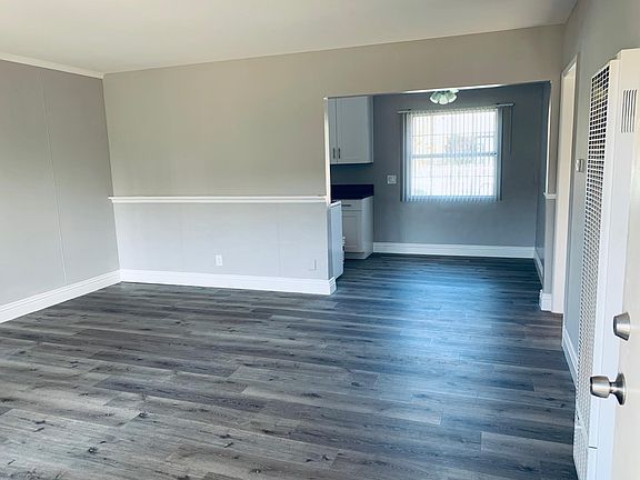 4th image of 15907 Victory Blvd #101