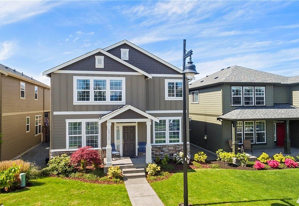 This Home Has New Updated Samsung Appliances in Kitchen ( 2019), New Carpet & Pad (2019) Open Concept, Living, Dining, Kitchen . 4 Bedrooms + Huge Bonus Room  . Clean , Fresh & Move-in Ready . Come See It Today !