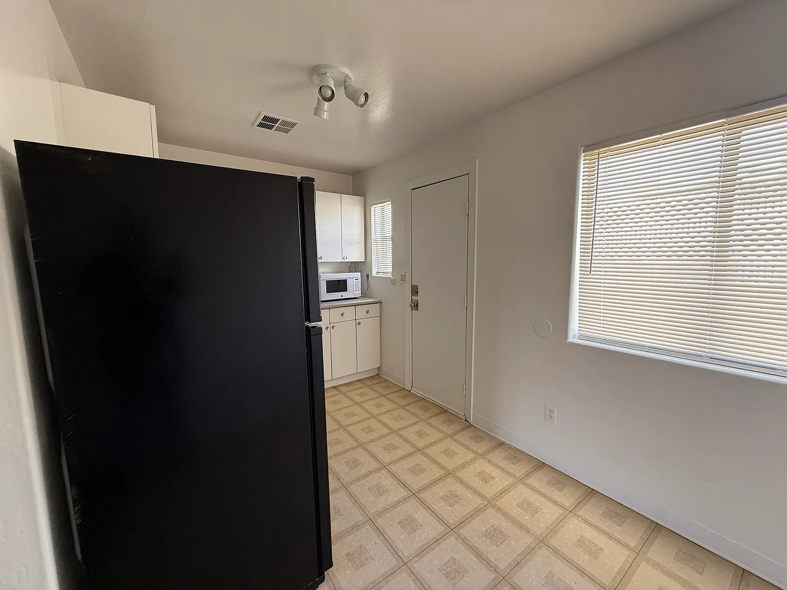 1 bed, 650 sqft, $900 — Photo 3