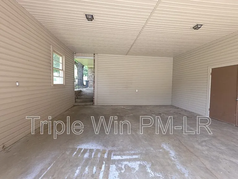 318 W Bell St — Photo 35