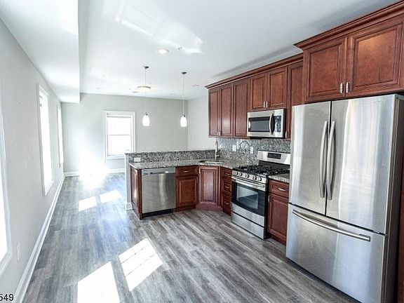 2nd image of 499 Hamilton St Unit 3