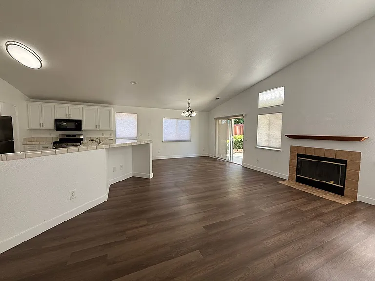 1030 Windmill Dr — Photo 6