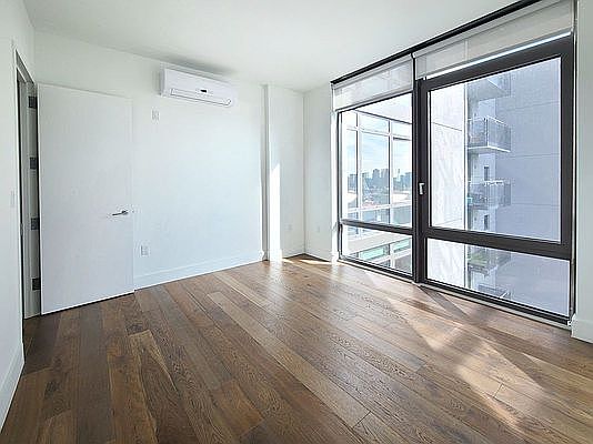 4th image of 4107 Crescent St APT 6G