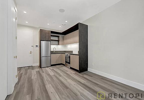 4th image of 2337 Bedford Ave #2X