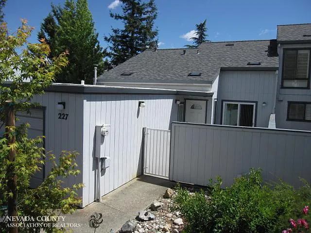 227 Woodside Ct photo 1