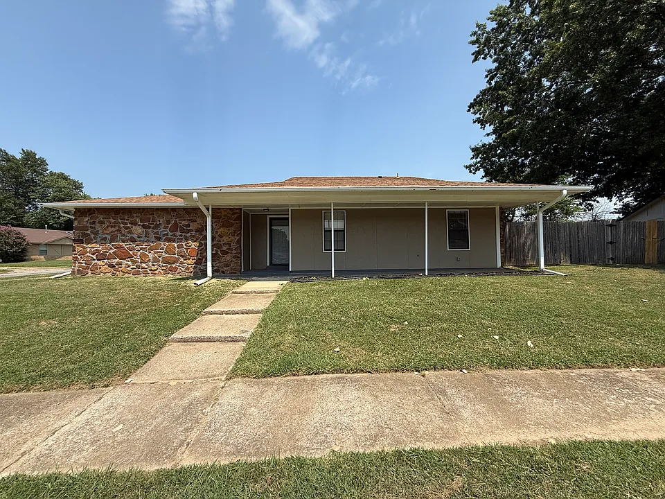 1237 N Ironwood Pl