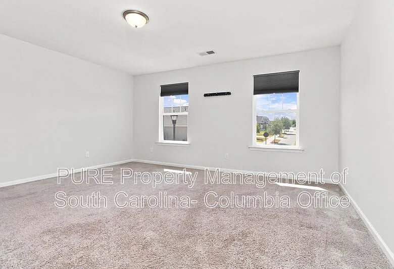 5 bed, 4.0 bath, 2652 sqft, $2,495 — Photo 3